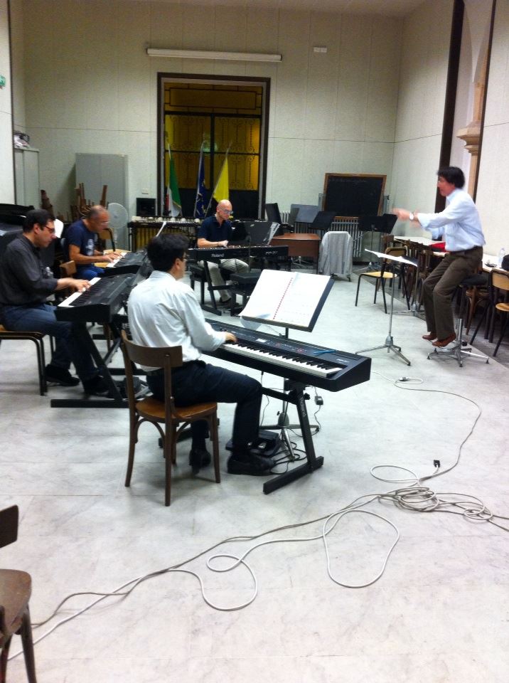 Nella foto, dal più vicino al più lontano: Lucio Garau, Massimo Bentivegna, Renato Giarrizzo, Gennaro Pesce + M° durante una prova de "Le Nozze" di Igor Stravinsky