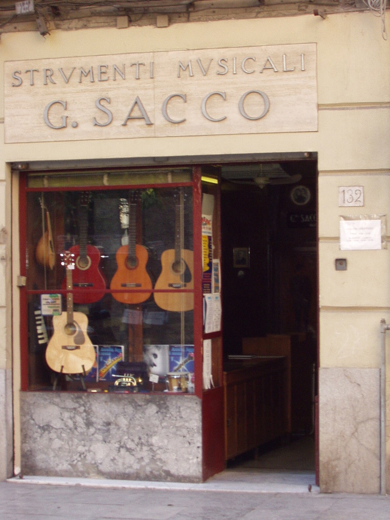Questo scatto, gentilmente offertomi da Alessandro Sacco, diretto discendente del Nonno Giovanni, ritrae invece come era allora lo storico negozio di strumenti musicali "Sacco" sito al n. 132 di via Maqueda, di cui parlo nel racconto introduttivo di questa sezione.