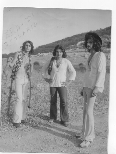 Questo è uno scatto dell'estate del 1970 che ci ritrae nella campagna circostante la casa di Michele in cui provavamo prima di partire per Reggio Emilia e partecipare al Festival Pop di quell'anno.