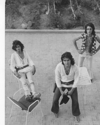 Questo è uno scatto dell'estate del 1970 che ci ritrae nella campagna circostante la casa di Michele in cui provavamo prima di partire per Reggio Emilia e partecipare al Festival Pop di quell'anno.