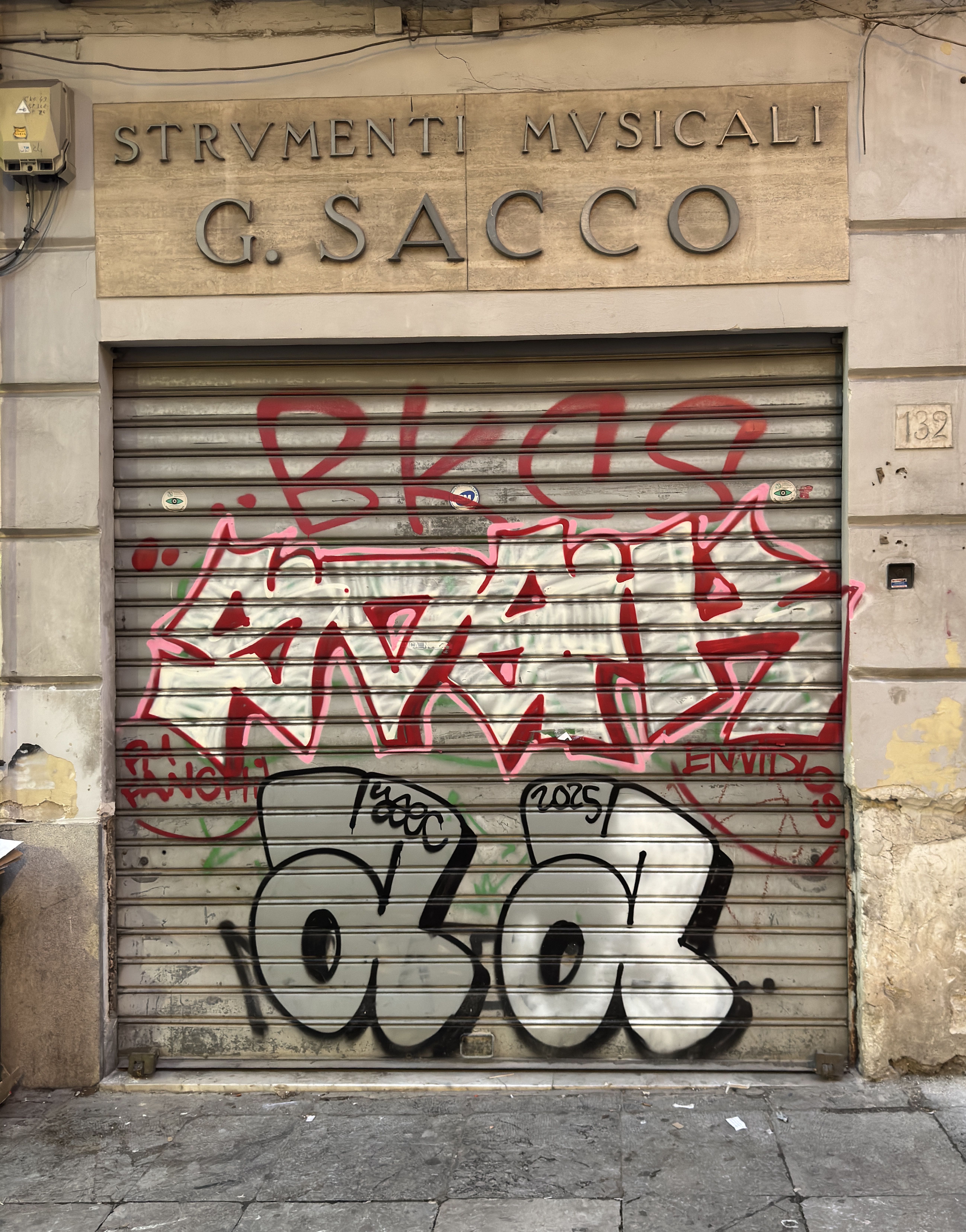 Questo scatto di oggi invece ritrae lo storico negozio di strumenti musicali "Sacco" sito in via Maqueda, di cui parlo nel racconto introduttivo di questa pagina.